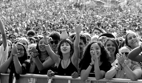 Fãs aguardando seu artista, próximo ao palco